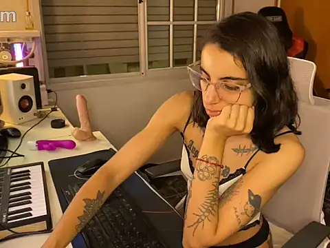 Snapshot of Poison_Ivy_29 chatting on March 21, 2:49 am Poison Ivy 29 online show from March 21, 2:49 am