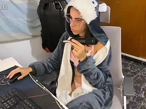 Snapshot of Poison_Ivy_29 chatting on March 25, 11:33 pm Poison Ivy 29 online show from March 25, 11:33 pm