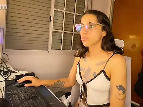 Snapshot of Poison_Ivy_29 chatting on April 2, 2:53 am Poison Ivy 29 online show from April 2, 2:53 am