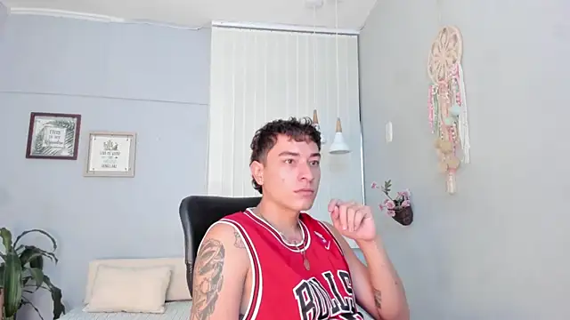 Snapshot of Thiago_2003_ chatting on March 25, 12:22 pm Thiago 2003 online show from March 25, 12:22 pm