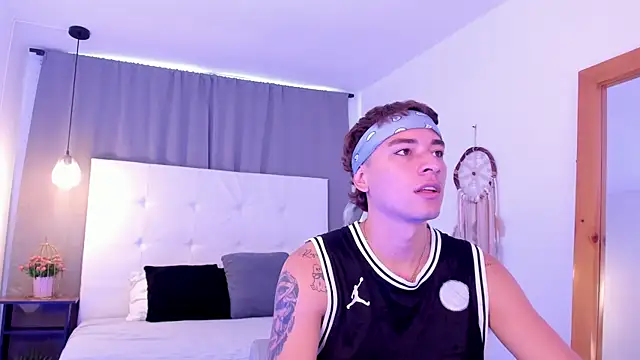 Snapshot of Thiago_2003_ chatting on April 2, 1:31 pm Thiago 2003 online show from April 2, 1:31 pm