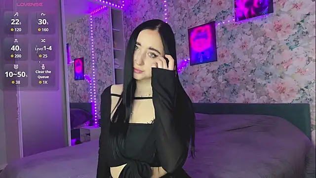 Snapshot of LizzyMooore chatting on April 4, 2:14 pm LizzyMooore online show from April 4, 2:14 pm