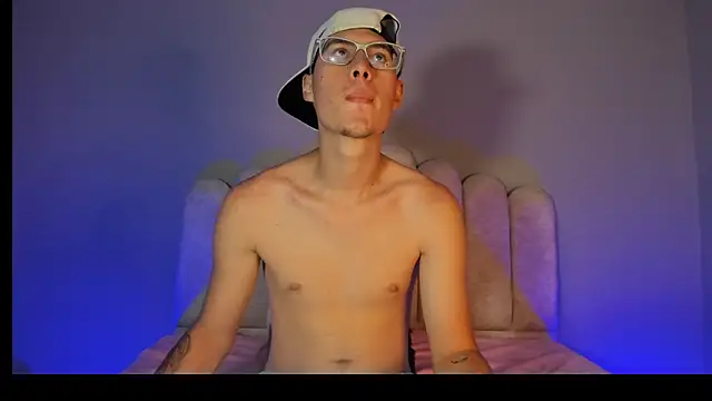 latinlove2005 online show from April 15, 3:02 am