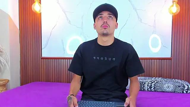 Snapshot of Hadrian_Torres chatting on March 25, 12:44 pm Hadrian Torres online show from March 25, 12:44 pm