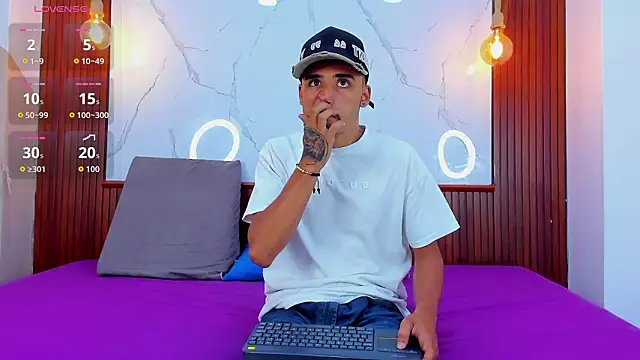 Snapshot of Hadrian_Torres chatting on March 30, 12:39 pm Hadrian Torres online show from March 30, 12:39 pm