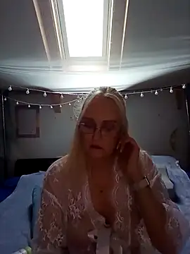 Snapshot of roxy_74 chatting on March 13, 11:06 am roxy 74 online show from March 13, 11:06 am