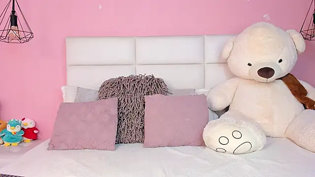 Snapshot of KarolyneLune chatting on March 19, 7:18 pm KarolyneLune online show from March 19, 7:18 pm