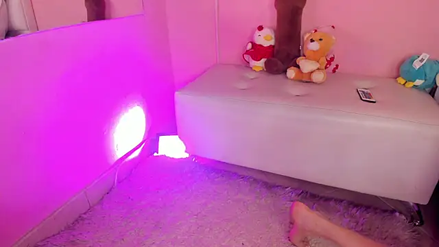 Snapshot of KarolyneLune chatting on March 23, 8:35 pm KarolyneLune online show from March 23, 8:35 pm