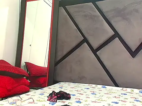 Snapshot of SweetLuna07 chatting on March 25, 2:17 am SweetLuna07 online show from March 25, 2:17 am