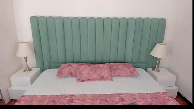 AntonnellaRios online show from March 22, 12:30 pm