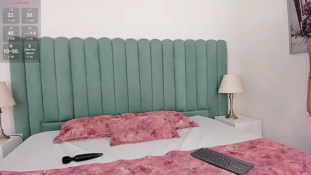 AntonnellaRios online show from March 29, 1:00 pm