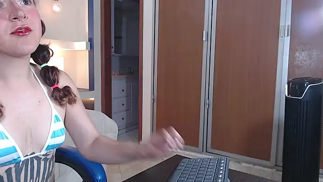 Snapshot of justkarlitaa chatting on March 18, 12:19 pm justkarlitaa online show from March 18, 12:19 pm