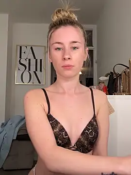 Snapshot of GoldenHoney chatting on April 12, 5:18 pm GoldenHoney online show from April 12, 5:18 pm