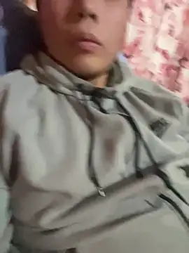 Snapshot of DanielZz69 chatting on March 20, 2:27 am DanielZz69 online show from March 20, 2:27 am