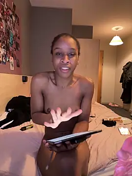 Snapshot of Halligirl chatting on March 13, 1:51 pm Halligirl online show from March 13, 1:51 pm