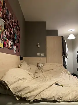 Snapshot of Halligirl chatting on April 4, 8:23 am Halligirl online show from April 4, 8:23 am