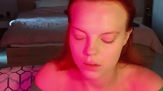 Snapshot of mollybossy chatting on March 17, 12:15 am mollybossy online show from March 17, 12:15 am