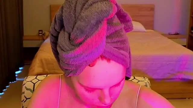 Snapshot of mollybossy chatting on April 2, 12:08 am mollybossy online show from April 2, 12:08 am