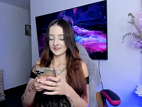 Lilyt Cooper online show from April 27, 10:30 pm