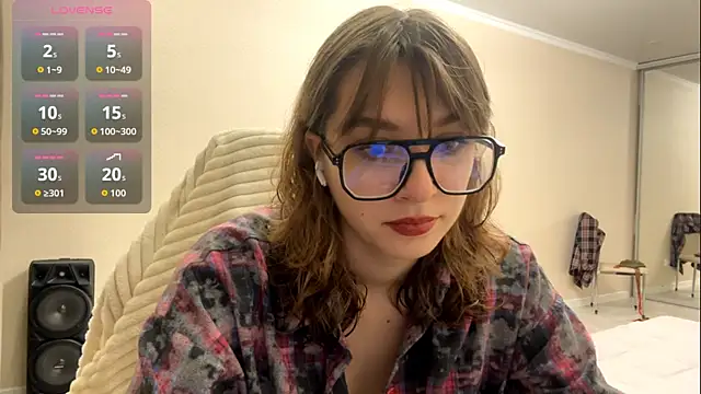 Snapshot of Olivia_132 chatting on March 27, 5:23 pm Olivia 132 online show from March 27, 5:23 pm