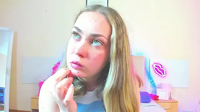 MelanieCuty online show from May 6, 5:35 am