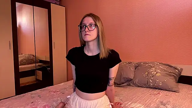 Julia Charm online show from May 21, 2:02 pm