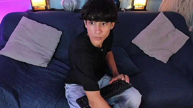 Snapshot of Cheys_Mast chatting on March 17, 6:33 pm Cheys Mast online show from March 17, 6:33 pm