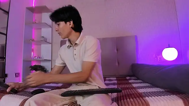 Snapshot of Cheys_Mast chatting on April 2, 3:20 pm Cheys Mast online show from April 2, 3:20 pm