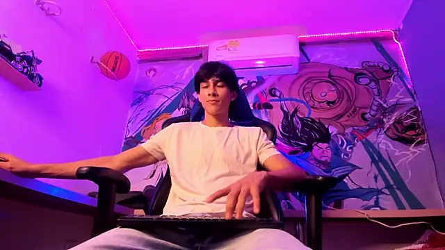 Snapshot of Cheys_Mast chatting on April 4, 7:33 pm Cheys Mast online show from April 4, 7:33 pm