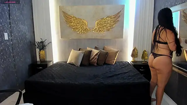 Snapshot of Emily-brown_ chatting on April 2, 11:30 am Emily-brown online show from April 2, 11:30 am