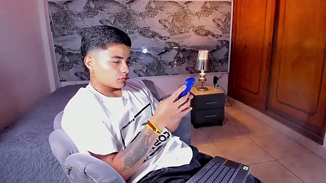 Snapshot of Liam_Dustin chatting on April 29, 9:43 pm Liam Dustin online show from April 29, 9:43 pm