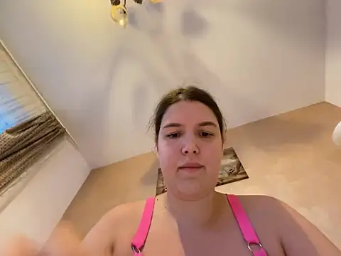 Snapshot of BettyyBlue chatting on June 21, 6:10 pm BettyyBlue online show from June 21, 6:10 pm