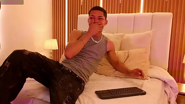 Snapshot of Kelvin_Josue chatting on May 7, 8:25 pm Kelvin Josue online show from May 7, 8:25 pm