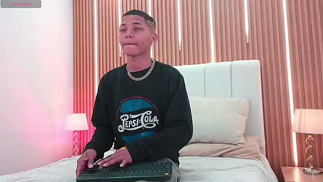 Snapshot of Kelvin_Josue chatting on May 9, 8:03 pm Kelvin Josue online show from May 9, 8:03 pm
