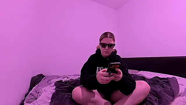 MimiMxRR online show from March 19, 6:23 pm