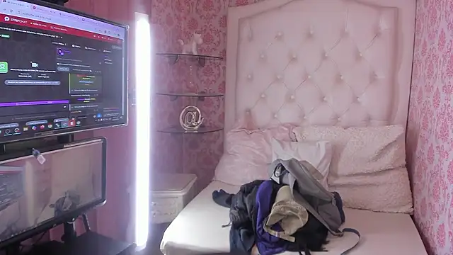 Snapshot of Mini_Rouse chatting on March 29, 12:10 am Mini Rouse online show from March 29, 12:10 am