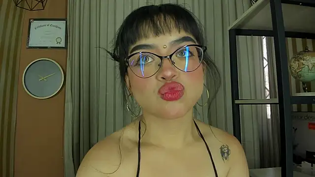 Snapshot of Mini_Rouse chatting on April 4, 12:13 pm Mini Rouse online show from April 4, 12:13 pm