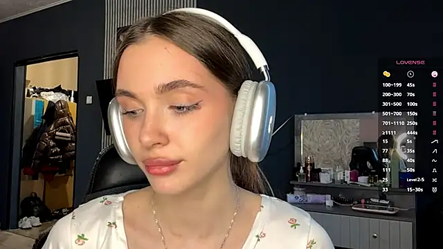 Veluxe online show from March 31, 3:12 pm