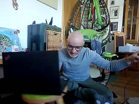 Snapshot of Thomate24 chatting on April 8, 12:38 pm Thomate24 online show from April 8, 12:38 pm