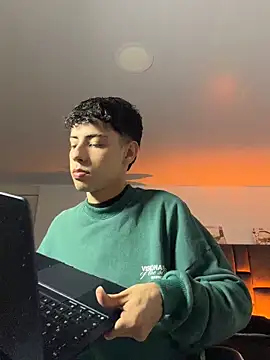 Snapshot of SebastianReed_ chatting on April 23, 4:46 am SebastianReed online show from April 23, 4:46 am
