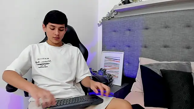 Snapshot of Andrew_restrepoo chatting on March 19, 2:54 pm Andrew restrepoo online show from March 19, 2:54 pm