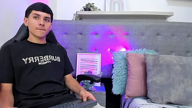 Snapshot of Andrew_restrepoo chatting on March 26, 10:10 am Andrew restrepoo online show from March 26, 10:10 am