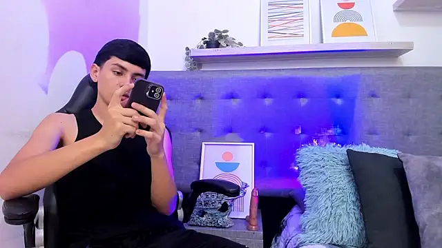 Snapshot of Andrew_restrepoo chatting on April 1, 1:52 pm Andrew restrepoo online show from April 1, 1:52 pm