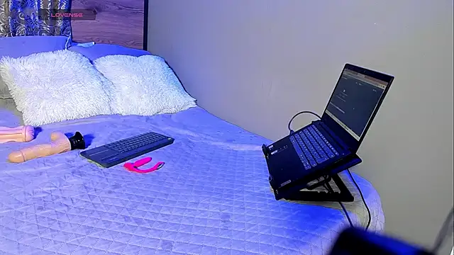 Snapshot of Enzoo98_ chatting on March 15, 1:11 am Enzoo98 online show from March 15, 1:11 am