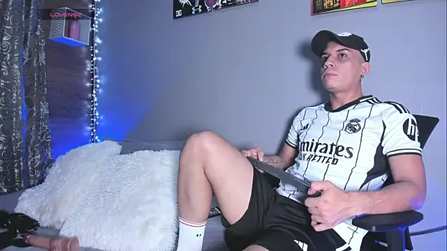 Snapshot of Enzoo98_ chatting on March 20, 12:48 am Enzoo98 online show from March 20, 12:48 am