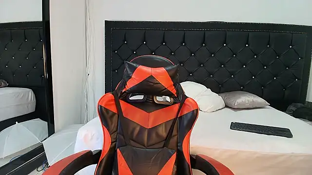 Snapshot of NohaDrake chatting on March 21, 8:19 am NohaDrake online show from March 21, 8:19 am