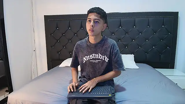 Snapshot of NohaDrake chatting on April 6, 8:43 pm NohaDrake online show from April 6, 8:43 pm