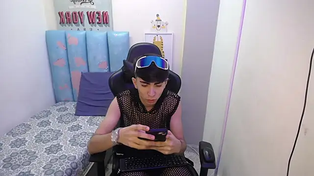 Michaell twinkk  online show from April 8, 4:12 am