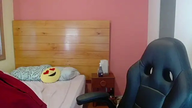 Dulce Victoria  online show from March 30, 12:00 am