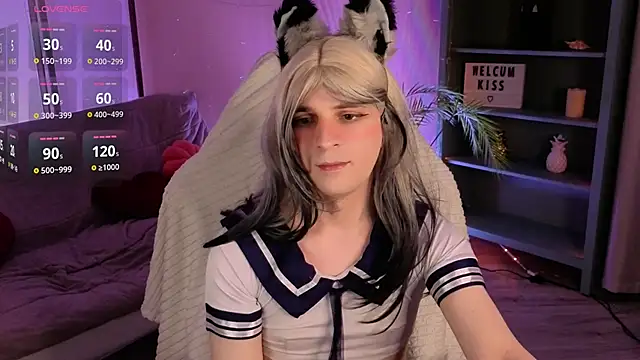 Snapshot of FoxIsPuff chatting on April 1, 8:39 pm FoxIsPuff online show from April 1, 8:39 pm